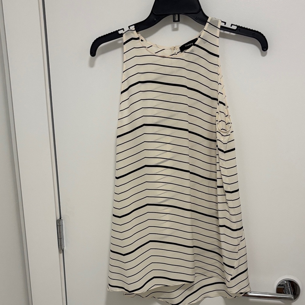 Theory Black and Ivory Top. 100% silk Size S